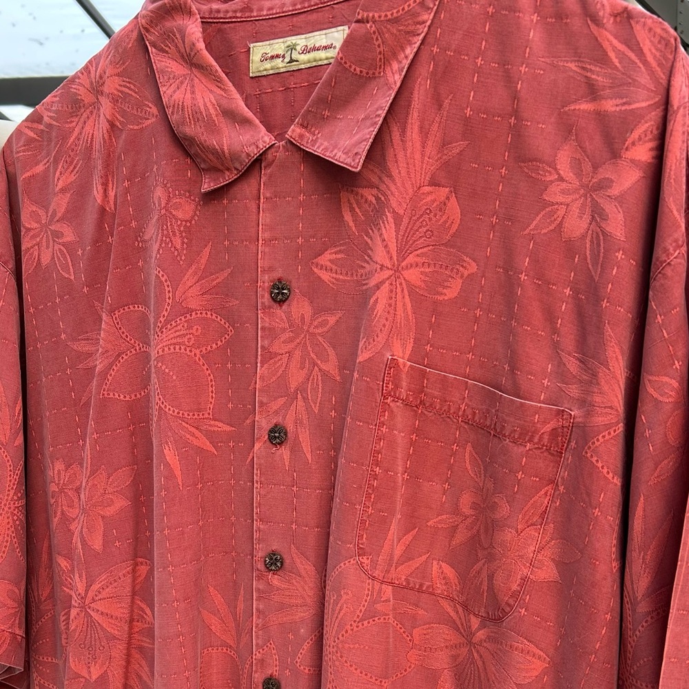 Tommy Bahama 100% Silk Men’s button down collared casual Hawaiian shirt.